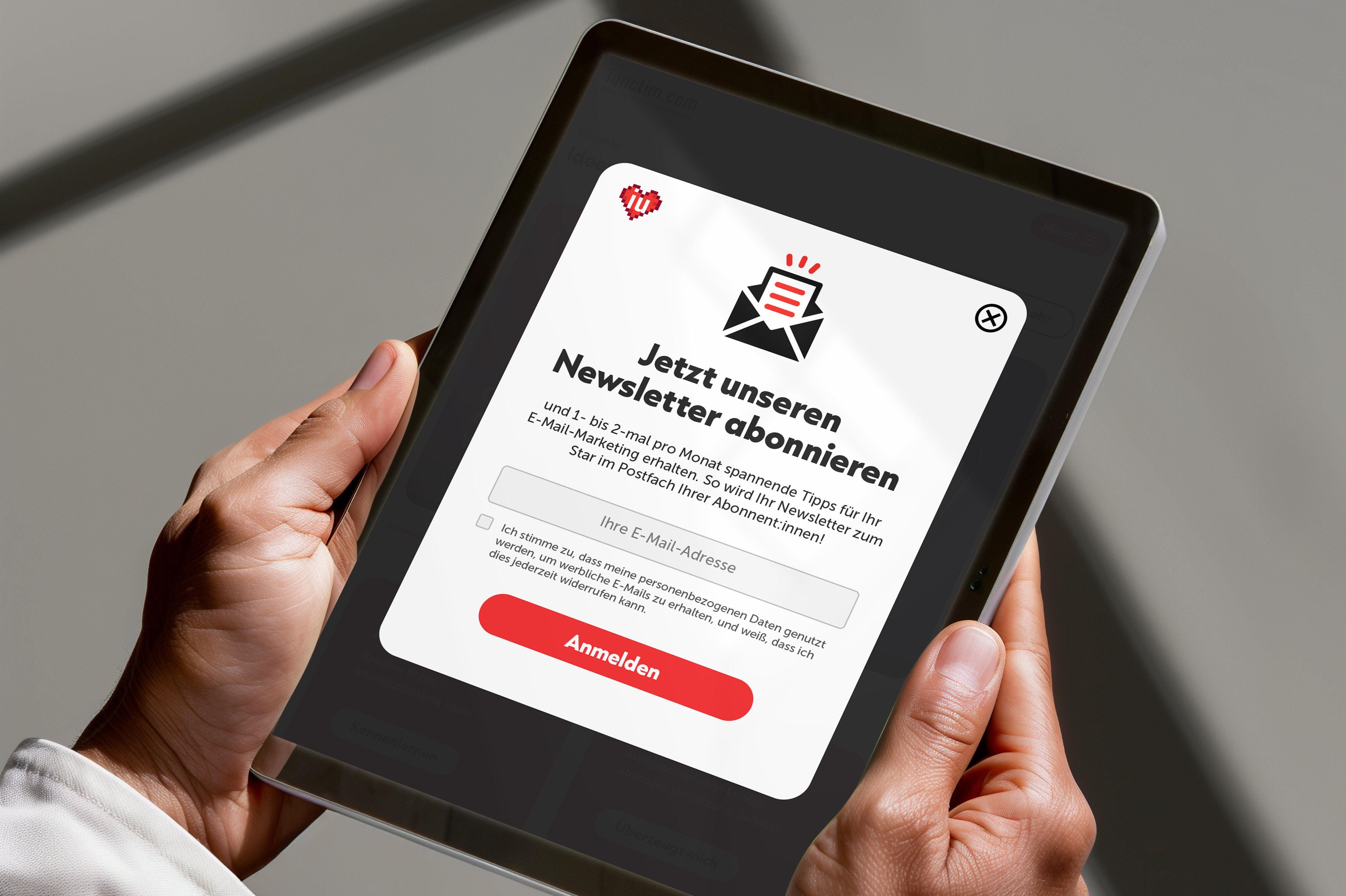 Tablet Bildschirm mit Anmeldung zum iunctim Newsletter