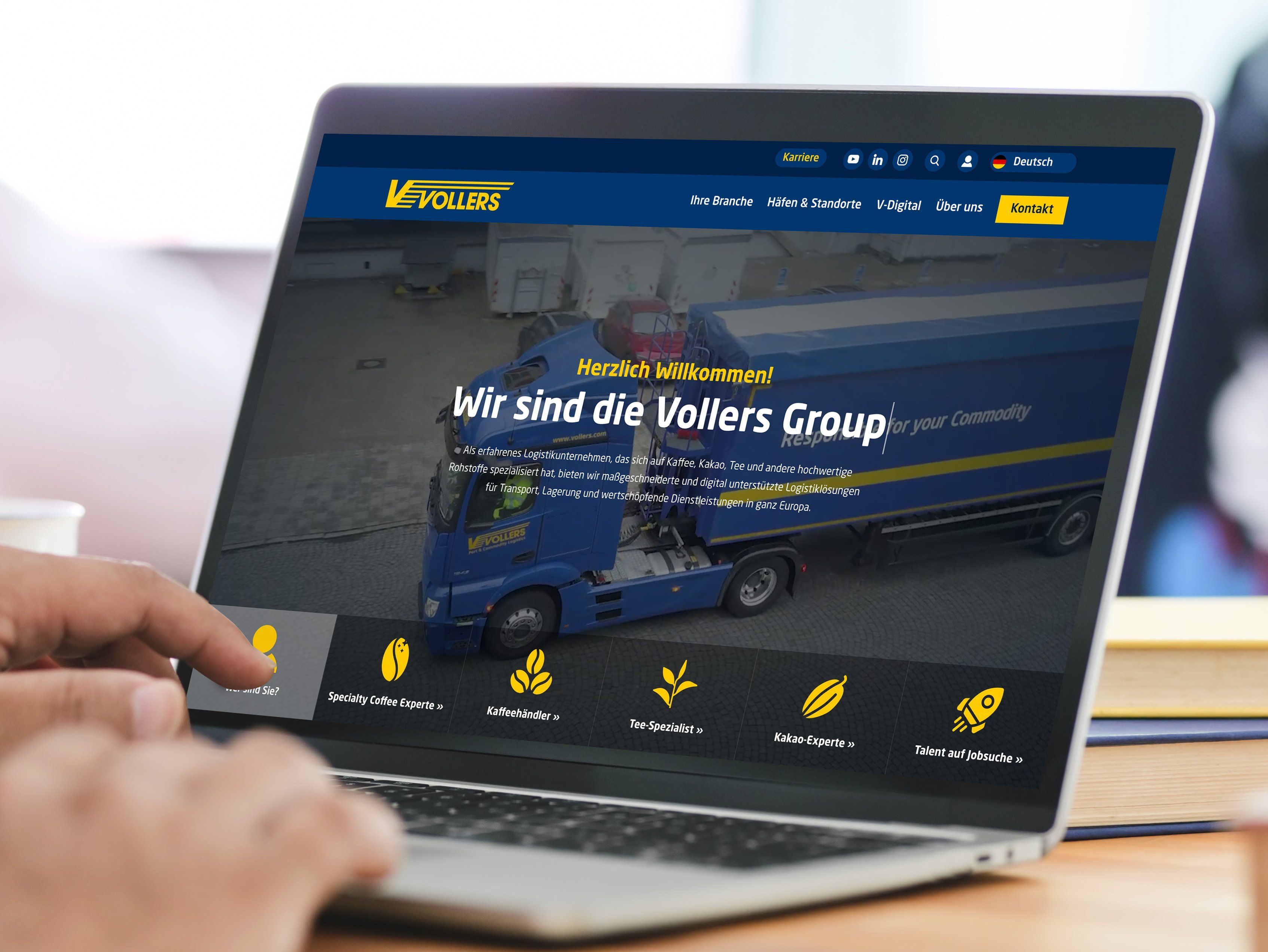 Laptop-Bildschirm mit der Website von unserem Kunden Vollers
