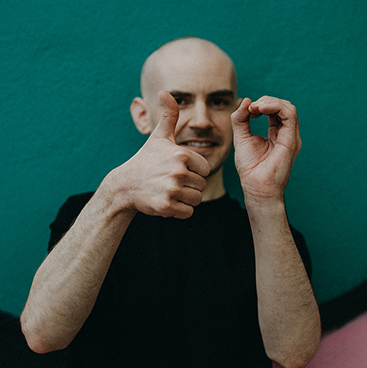 Eike Koether in witziger Pose