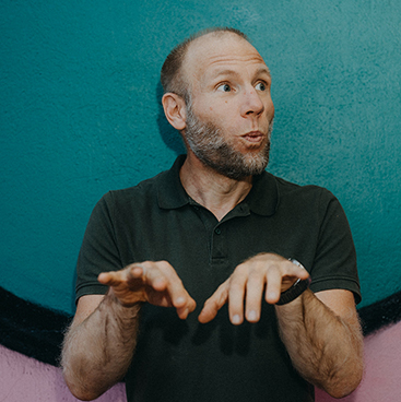 Henning Lange in witziger Pose