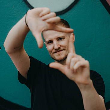 Oliver Gerdes in witziger Pose