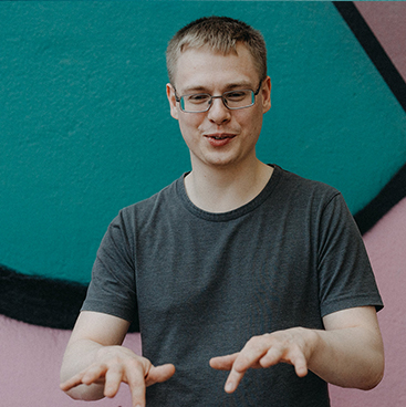 Pascal Nowack in witziger Pose