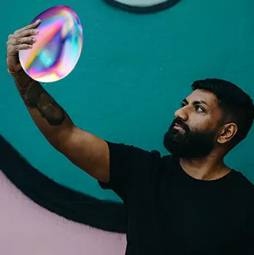 Team Member Prashanna mit Osterei in der Hand