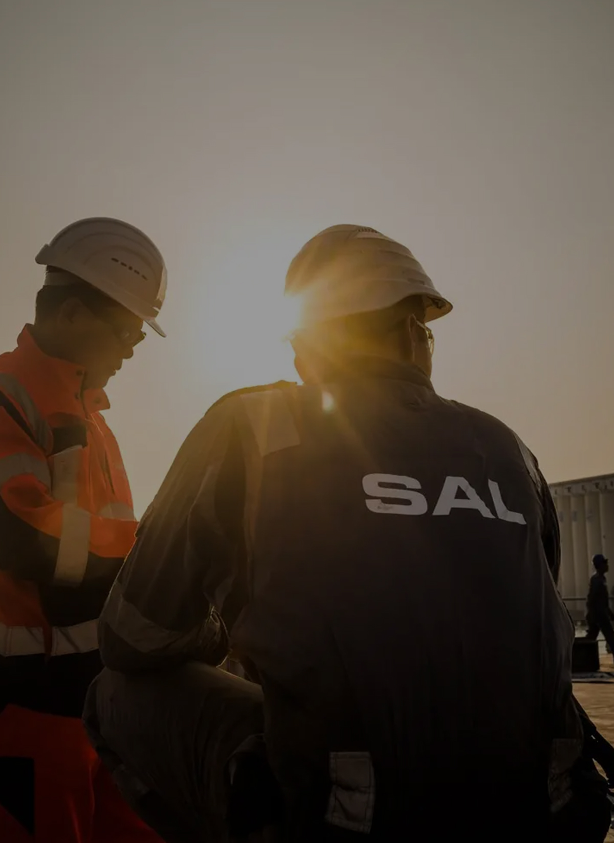 2 Mitarbeiter von SAL und grauer Hover-Effekt