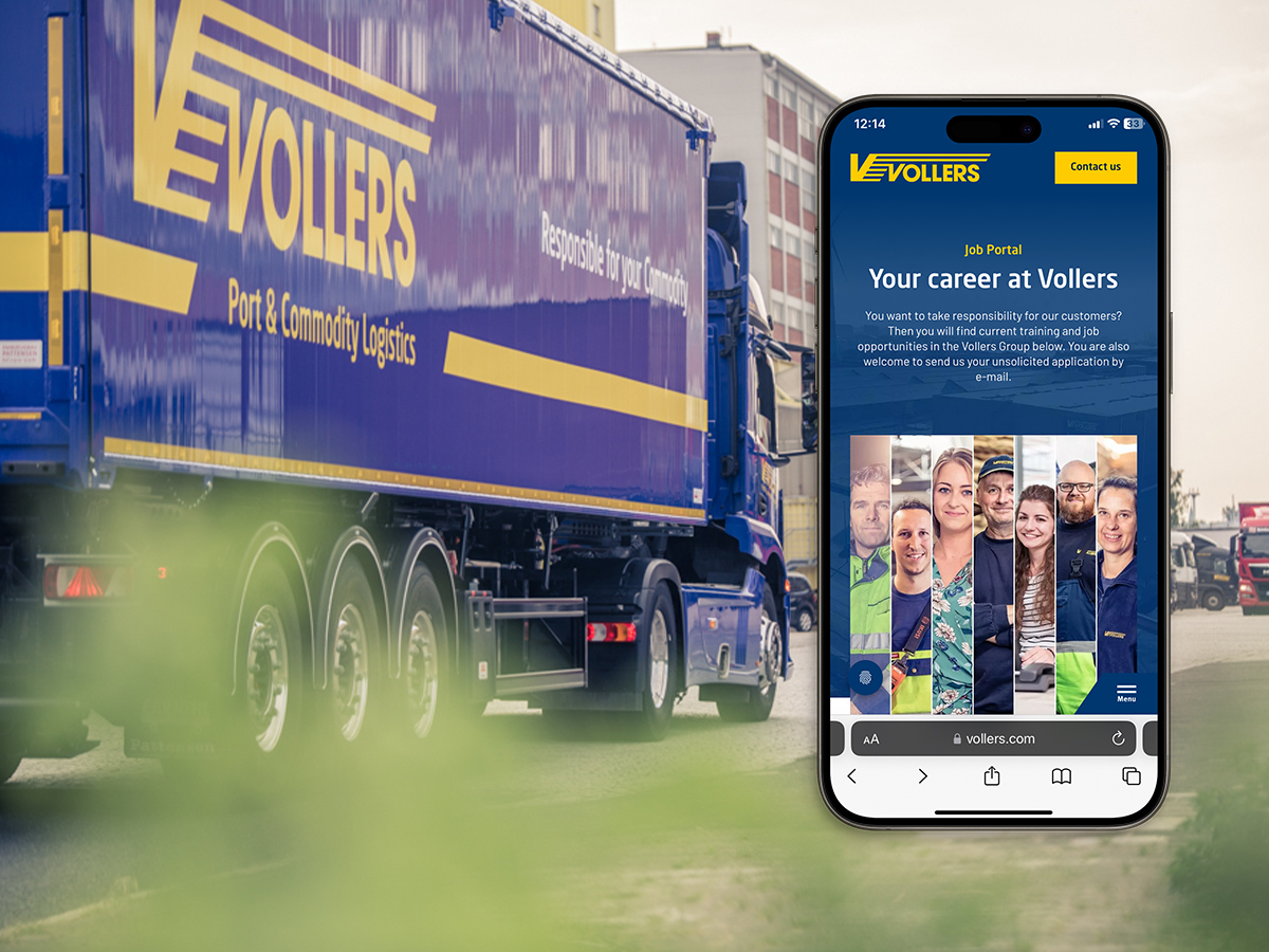 Vollers LKW und daneben ein Smartphone mit Vollers Website offen
